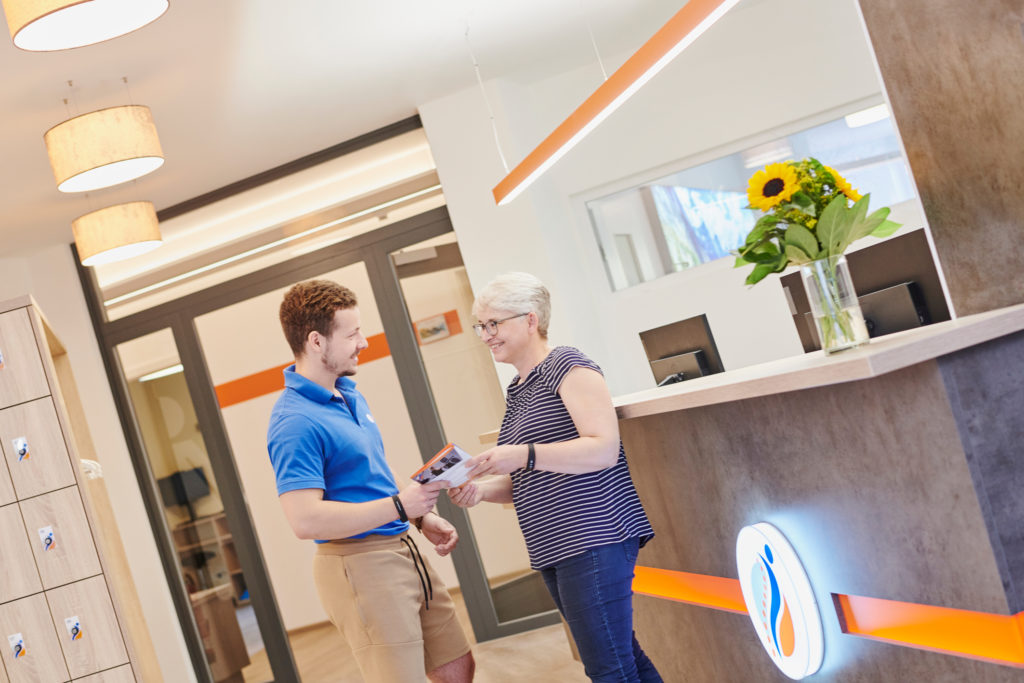 Ein Bild des Eingangsbereichs und der Rezeption des Physioteam Höltge Gesundheitszentrums